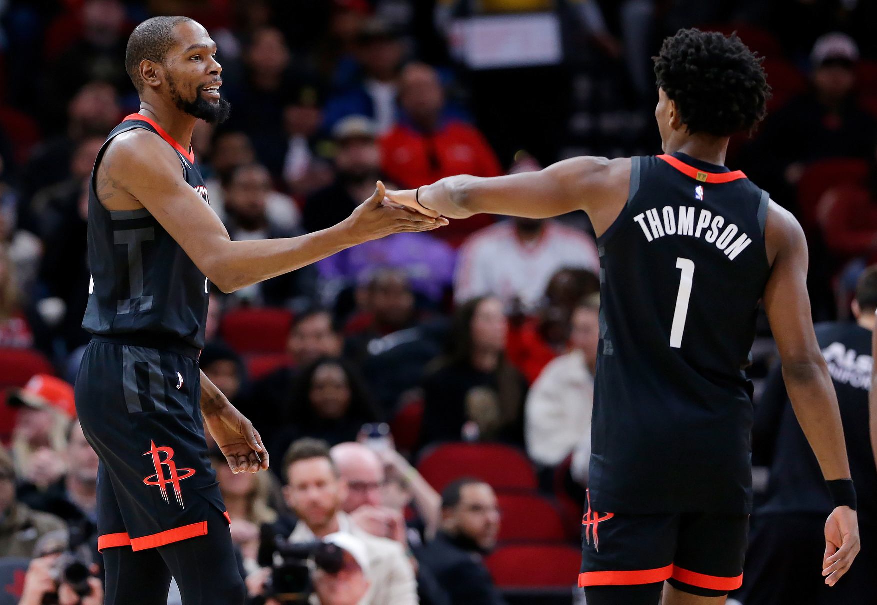 开云官网-17中15轰33+9+6！申京吹响火箭反击号角 杜兰特33+8献两决胜三分